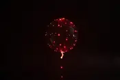Gennemsigtig ballon med røde LED-lys indeni, som giver en glødende effekt. Rund ballon med snor, perfekt til fester eller dekoration.