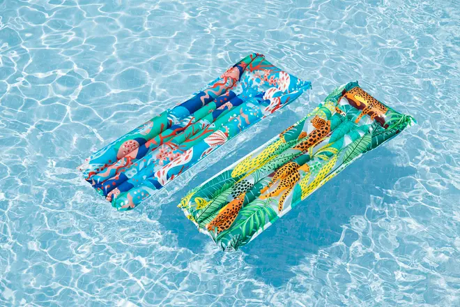 Två uppblåsbara poolmadrasser med färgglada tryck: en med havsliv, en med djungeldjur och blad. Rektangulära och avsedda för avkoppling på vatten.