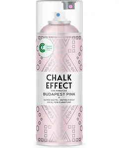 Spraydåse med etiketten 'Chalk Effect Budapest Pink', ultra mat retro finish, ideel til møbler. Lys pink farve med geometrisk mønster, kulstofneutral produkt, beskyttende klar hætte.