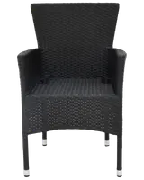 Svart utomhusfåtölj i flätad rotting med hög rygg, armstöd och stadiga metallben med silverfärgade fötter. Passar uteplats eller trädgård.