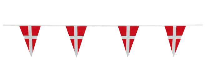 Guirlande med trekantede flag med Dannebrog-design, rød med hvidt kors. Perfekt til fester, begivenheder eller nationale fejringer. Fire flag på hvid snor.