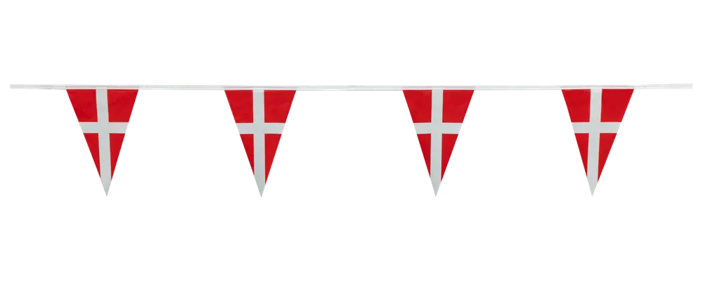 Guirlande med trekantede flag med Dannebrog-design, rød med hvidt kors. Perfekt til fester, begivenheder eller nationale fejringer. Fire flag på hvid snor.