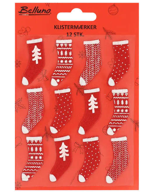 Set med 12 röda julstrumpa-klistermärken med olika vita mönster, som träd, stjärnor, prickar och ränder. Varje strumpa har vit kant och tå.