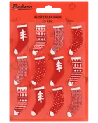 Set med 12 röda julstrumpa-klistermärken med olika vita mönster, som träd, stjärnor, prickar och ränder. Varje strumpa har vit kant och tå.