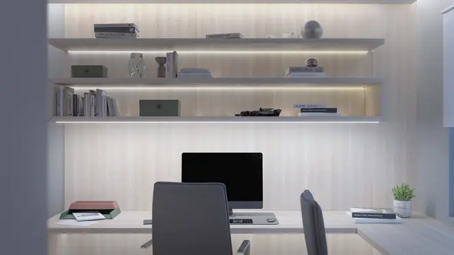 Moderne hjemmekontor med computer, tastatur og mus på hvidt skrivebord, grå stol, svævende hylder med bøger, dekoration og blødt LED-lys. Minimalistisk og organiseret arbejdsplads.