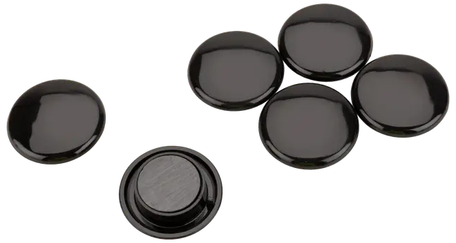 Set med sex runda, blanka svarta magneter med slät yta. En magnet visas upp och ner, vilket visar den magnetiska basen. Perfekt för whiteboards eller kylskåp.