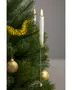 LED juletræslys med hvidt stearinlys, varm gul flamme og guldfarvet clips. Inkluderer guldfarvet kugle og glimmerguirlande til dekoration.