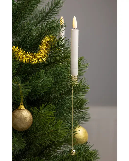 LED juletræslys med hvidt stearinlys, varm gul flamme og guldfarvet clips. Inkluderer guldfarvet kugle og glimmerguirlande til dekoration.