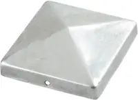 Kvadratisk metallstolpskydd med pyramidform, silverfärgad yta, slät finish och litet hål på sidan för montering. Skyddar och dekorerar staket- eller räckesstolpar.