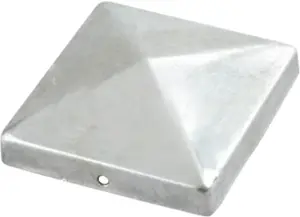 Kvadratisk metallstolpskydd med pyramidform, silverfärgad yta, slät finish och litet hål på sidan för montering. Skyddar och dekorerar staket- eller räckesstolpar.