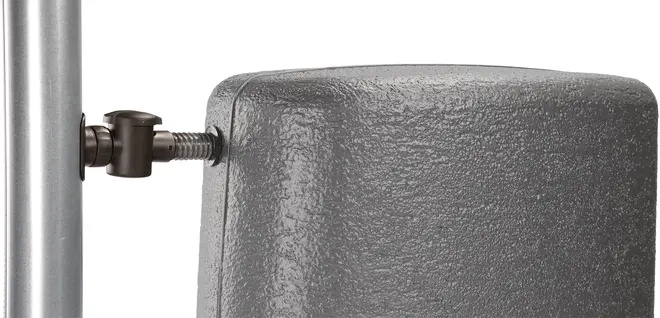Närbild av ett grått, strukturerat parasollstativ med låsskruv och metallhållare, utformat för att säkert hålla och stabilisera utomhusparasoller på uteplatser eller i trädgårdar.