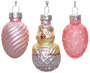 Set med tre vintage julgransprydnader i glas: två rosa äggformade med mönster och en kyckling som kläcks ur ett ägg, alla med silverfästen.
