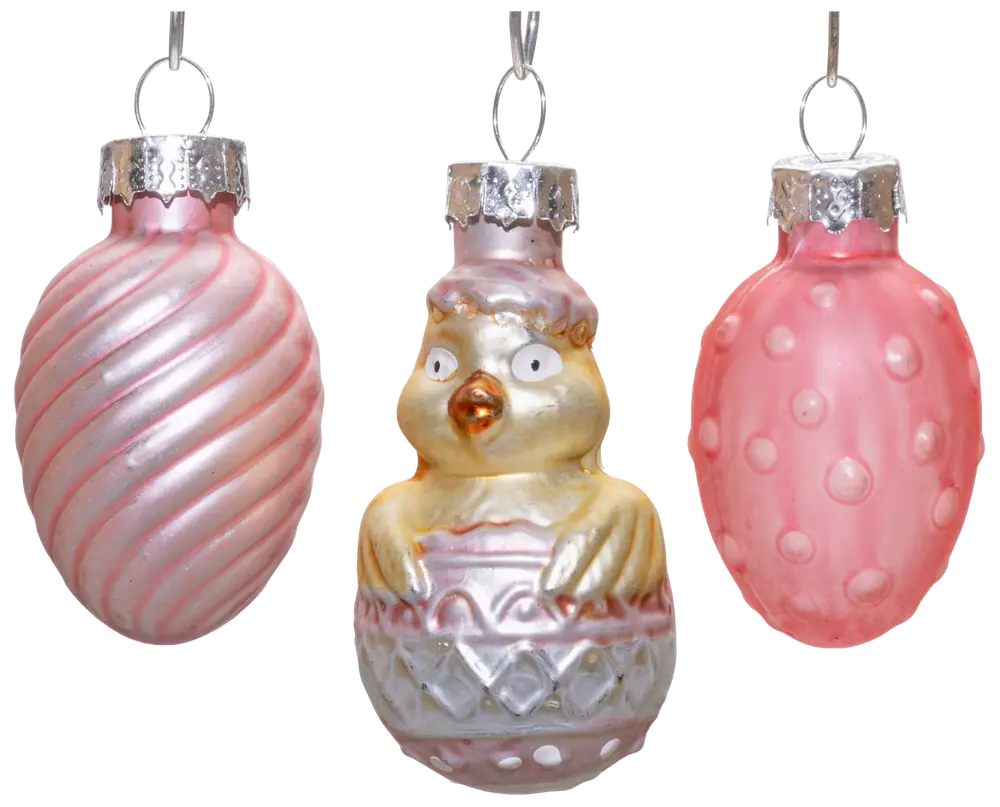 Sæt med tre vintage glasornamenter: to lyserøde æggeformede med mønstre og én kylling, der kommer ud af et æg, alle med sølvfarvede ophæng.