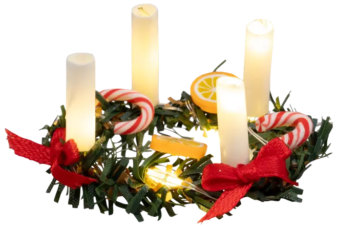 Mini julekrans med fire hvide lys, kunstigt grønt, røde sløjfer, slikstokke, appelsinskiver og små lys. Festlig dekoration til bord eller julepynt.