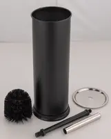 Svart toalettborsteset med cylindrisk behållare, avtagbart borsthuvud, metalldelar till handtaget och runt lock i rostfritt stål. Modern design, lätt att montera och rengöra.