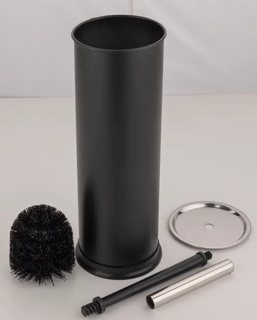 Sort toiletbørstesæt med cylindrisk holder, aftageligt børstehoved, metalhåndtag og rundt låg i rustfrit stål. Moderne design, nem at samle og rengøre.