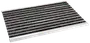 Rektangulær dørmåtte med sorte tæppefelter og sølvfarvede aluminiumsstriber, velegnet til kraftig brug, fjerner snavs og absorberer fugt ved indgange til erhverv eller private hjem.