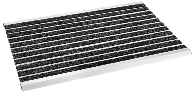Rektangulær dørmåtte med sorte tæppefelter og sølvfarvede aluminiumsstriber, velegnet til kraftig brug, fjerner snavs og absorberer fugt ved indgange til erhverv eller private hjem.