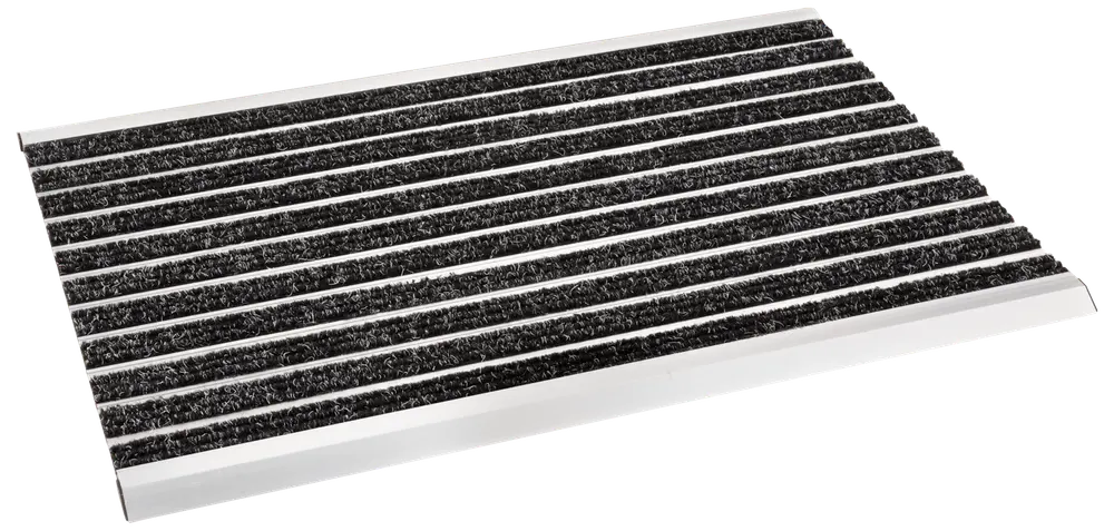 Rektangulär entrématta med svarta mattremsor och silverfärgade aluminiumlister, tålig för hög belastning, skrapar bort smuts och absorberar fukt vid entréer.