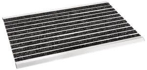 Rektangulär entrématta med svarta mattremsor och silverfärgade aluminiumlister, tålig för hög belastning, skrapar bort smuts och absorberar fukt vid entréer.