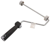 Malerrulleskaft med sort ergonomisk håndtag, metalstang og to grå plastender til montering af rulle. Passer til standard malerruller.