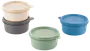 Sæt med fire runde plastikmadkasser med låg i beige, grå, grøn og blå. Hver beholder har en tap til nem åbning og en mat overflade.
