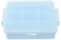 Lyseblå plastikopbevaringsboks med gennemsigtigt låg, otte indvendige rum og sikre sidelåse. Perfekt til organisering af småting som perler, smykker eller hobbyartikler.