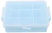 Ljusblå plastförvaringslåda med genomskinligt lock, åtta inre fack och säkra sidospännen. Perfekt för att organisera småsaker som pärlor, smycken eller pysselmaterial.
