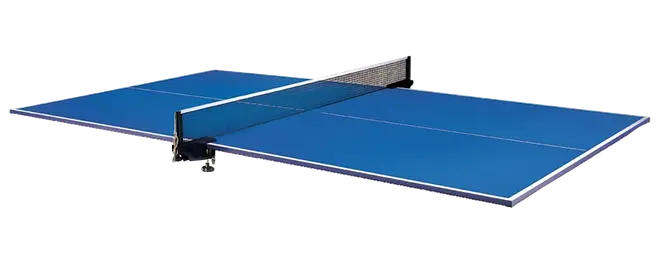 Blåt sammenklappeligt bordtennisbord med sort net og hvide kantlinjer, vist i åben spilleposition.