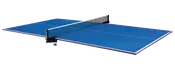 Blåt sammenklappeligt bordtennisbord med sort net og hvide kantlinjer, vist i åben spilleposition.