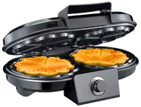 Svart elektriskt våffeljärn med justerbar temperatur, öppet med två gyllene, hjärtformade våfflor. Non-stick-beläggning för enkel rengöring. Kompakt design med robust handtag.