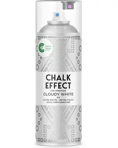 Spraydåse med kridteffektmaling i Cloudy White, ultra mat retrofinish, ideel til møbler. Dekorativt mønster på etiketten, CO2-neutral produkt, klar plastlåg med farvede dyser.