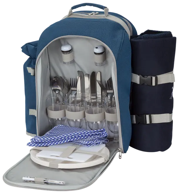 Blå picnicrygsæk med tallerkener, bestik, glas, servietter, salt- og peberbøsser samt tæppe fastgjort på siden, organiseret til fire personer.
