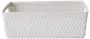 Rektangulär vit plastkorg med flätat mönster på sidorna. Öppen ovansida, passar för förvaring av hushålls- eller kontorsartiklar.