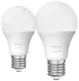 To Philips Hue Essential LED-pærer med mat hvid finish, standard E27 fatning, energieffektiv, egnet til smart hjem-belysning, vist side om side.