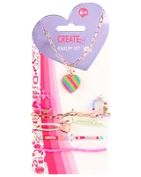 Smykkesæt til børn med farverige perlearmbånd, guldfarvet halskæde med stribet hjertevedhæng og matchende tilbehør. Velegnet til børn fra 6 år.