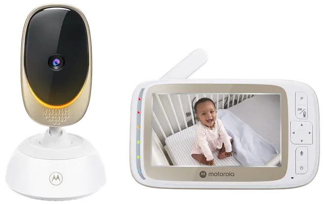 Motorola babyvakt med kamera och handhållen skärm. Kameran är vit med svart lins, och skärmen visar en livevideo från en spjälsäng.