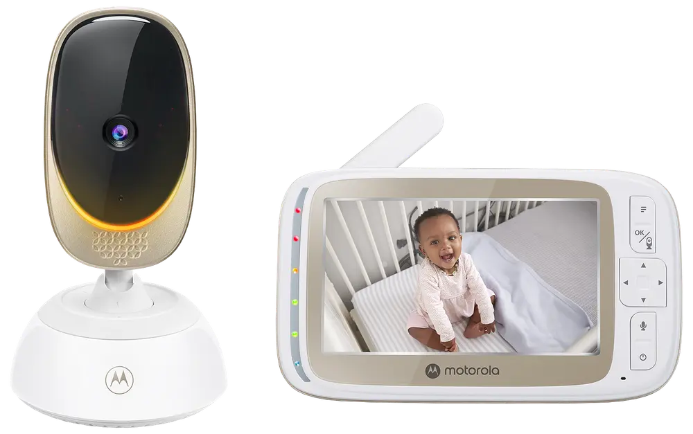 Motorola babyvakt med kamera och handhållen skärm. Kameran är vit med svart lins, och skärmen visar en livevideo från en spjälsäng.