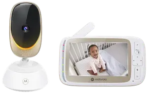 Motorola babyvakt med kamera och handhållen skärm. Kameran är vit med svart lins, och skärmen visar en livevideo från en spjälsäng.