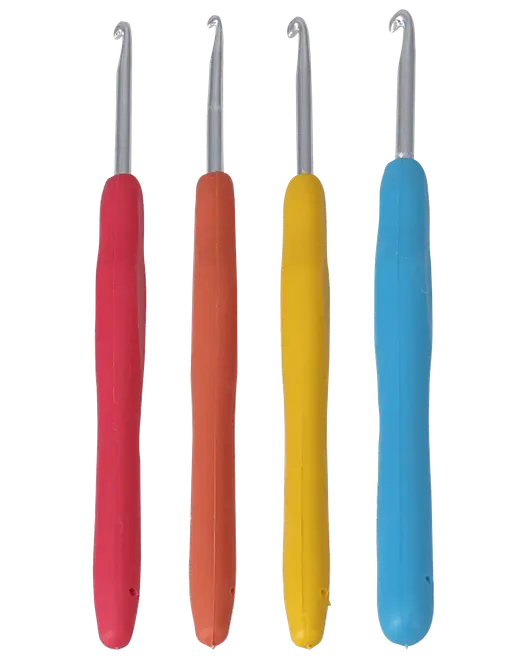 Sæt med fire hæklenåle med ergonomiske håndtag i rød, orange, gul og blå. Hver nål har metalspids og skridsikkert, behageligt greb.