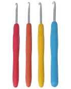 Sæt med fire hæklenåle med ergonomiske håndtag i rød, orange, gul og blå. Hver nål har metalspids og skridsikkert, behageligt greb.