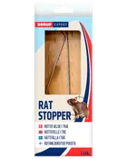Råttfälla i trä med metallfjäder, förpackad i låda märkt 'Rat Stopper.' Produktbild, Borup Expert-logotyp och flerspråkig beskrivning. Innehåller en fälla.