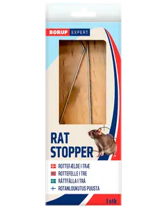 Rottefælde i træ med metalfjeder, pakket i æske mærket 'Rat Stopper.' Indeholder produktbillede, Borup Expert-logo og beskrivelse på flere sprog. Indeholder én fælde.