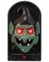 Halloween-dekoration med grönt häxansikte, spetsiga öron, svart hatt, lysande röda LED-ögon och röd knapp på svart rektangulär bakgrund. Tillverkad av plast.