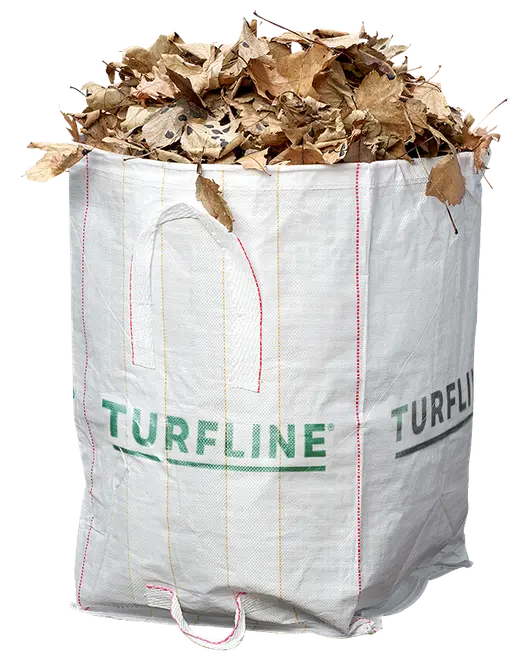Stor vit vävd polypropen trädgårdssäck med handtag, märkt 'TURFLINE', fylld med torra bruna löv. Passar för trädgårdsavfall, löv eller gräsklipp.
