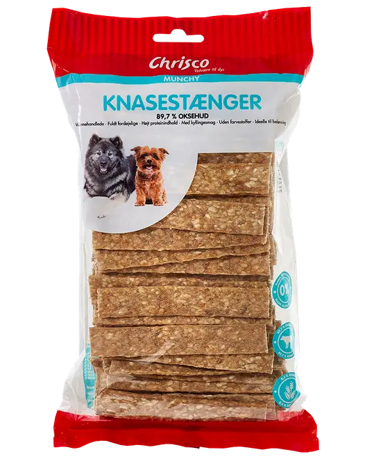 Påse med Chrisco Munchy Knasestænger hundgodis, innehåller rektangulära, bruna, krispiga stavar av 89,7% oxhud. Högt proteininnehåll, utan färgämnen, passar alla hundstorlekar.