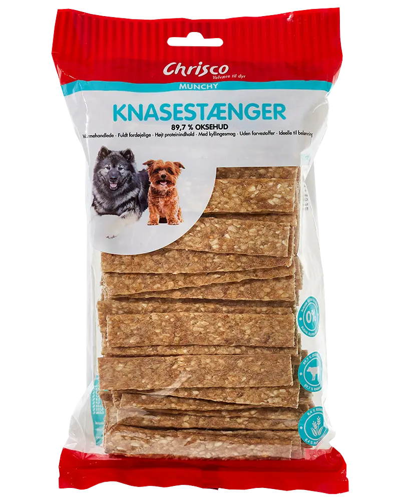 Påse med Chrisco Munchy Knasestænger hundgodis, innehåller rektangulära, bruna, krispiga stavar av 89,7% oxhud. Högt proteininnehåll, utan färgämnen, passar alla hundstorlekar.