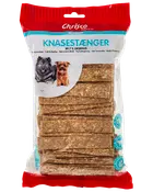 Påse med Chrisco Munchy Knasestænger hundgodis, innehåller rektangulära, bruna, krispiga stavar av 89,7% oxhud. Högt proteininnehåll, utan färgämnen, passar alla hundstorlekar.