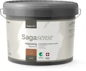 9-liters spand Sagacolor Sagasense vægmaling, glans 5, til indendørs vægge. Mat finish, Svanemærket, produceret i Danmark. Gråt låg og sidehåndtag.