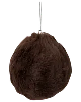 Rund, brun nyckelring med fuskpäls och silverfärgad ögla. Mjuk, fluffig känsla, perfekt för väskor, nycklar eller ryggsäckar. Ungefär handstor.